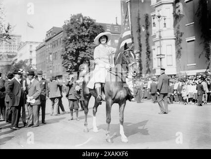 Inez Milholland, 1913. Zeigt die Frauenrechtlerin und Rechtsanwältin Inez Milholland Boissevain (1886–1916) bei einer Frauenparade in New York City am 3. Mai 1913. Stockfoto