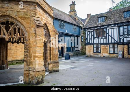 Sherborne Market Stadtzentrum, Dorset. Der alte Marktplatz, ein klösterliches Merkmal. Donnerstag Markt. UK Stockfoto