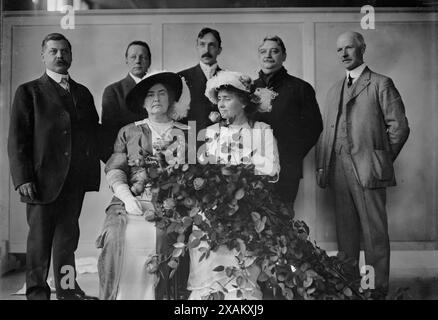 Mrs. Macy, Helen Keller &amp; Committee, Flower Show, 1913. Zeigt Helen Keller (1880–1968) mit ihrer Lehrerin Anne Sullivan Macy (1866–1936), die die Präsentation von Rosen auf der International Flower Show in New York City am 7. April 1913 annimmt. Stockfoto