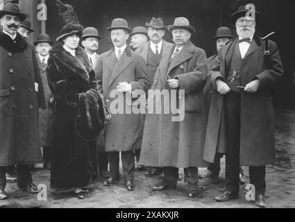 Mme. De Valenzuela, R. Reyes Jr., R. Reyes, J.M. Eder, R.J. Maller, 1913. zeigt Rafael Reyes Prieto (1849-1921), Präsident von Kolumbien (1904-1909), zusammen mit James Martin Eder (1838-1921), einem jüdischen lettischen Industriepionier der Zuckerindustrie in Kolumbien. Stockfoto