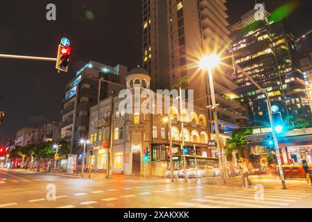 Tel Aviv, Israel - 3. Oktober 2023 - Langzeitbelichtung Nachtsicht vom Rothschield Boulevard, einem der beliebtesten Orte in Tel Aviv, Israel. Stockfoto