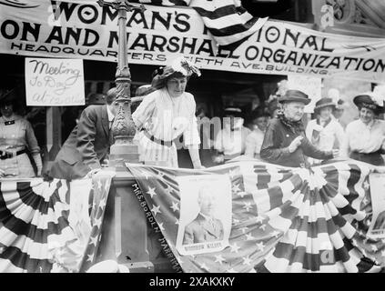 Daisy Harriman spricht 1912 auf einer Demokratischen Kundgebung am Union Square in New York City. Zeigt ein Banner für die National Wilson and Marshall Organization der Frau. Die New York Times gibt an, dass Mrs. Jaffray Borden (Daisy) Harriman die Gründerin und den Vorsitzenden war. Sie waren mindestens bis zur Wahl 1912 aktiv. Stockfoto