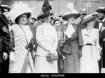 Mrs. Norman Mack, Mrs. Wm. Taft, Mrs. L. Francis, Mildred Aubrey, 1912. Zeigt Frauen, darunter Harriet T. Mack, Ehefrau von Norman E. Mack (1858–1932), der Vorsitzender der Demokratischen Partei war, und Mrs. Helen (Herron) Taft (1861–1943), Ehefrau von Präsident William Howard Taft, auf der Demokratischen Nationalversammlung 1912 in Baltimore, Maryland. Stockfoto