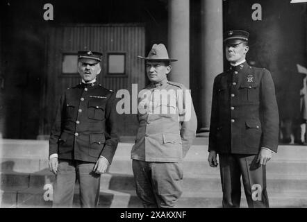 Oberst Barnett - Oberst LeJeune - Oberst Powers, 1913. Zeigt Major General George Barnett, der von 1914 bis 1920 Kommandant des US Marine Corps war, Lieutenant General John Archer Lejeune (1867–1942), der von 1920 bis 1929 Kommandant des Marine Corps war, und Colonel Powers. Stockfoto