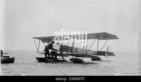 Das neue "Kriegsschiff" - Kommandant Samsons Wasserflugzeug, zwischen 1910 und 1915. Zeigt den Piloten Charles Rumney Samson (1883-1931) in einem kurzen S41-Doppeldecker. Stockfoto