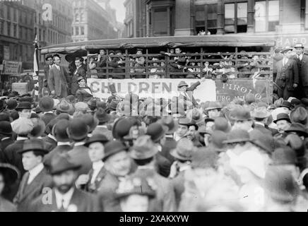 Mai-Parade - Strikers' Children aus Paterson, 1913. Zeigt Kinder der Streikenden des Paterson Silk Strike, die während der Maiparade am 1. Mai 1913 auf dem Union Square in New York City ankommen. Stockfoto