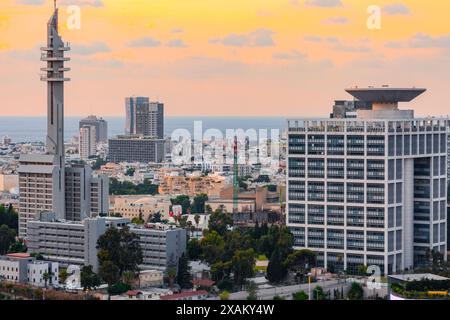 Tel Aviv, Israel - 19. Oktober 2023 - der Marganit Tower ist ein Wolkenkratzer in HaKirya, Tel Aviv, Israel. Das Gebäude wurde 1987 fertiggestellt und ist 138 Stockfoto