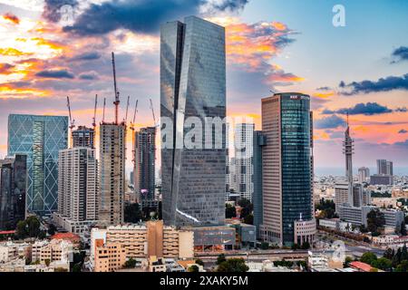 Tel Aviv, Israel - 24. Oktober 2023 - Luftaufnahme von Tel Aviv bei Sonnenuntergang. Skysraper und Straßen aus dem Finanzviertel der Stadt. Stockfoto