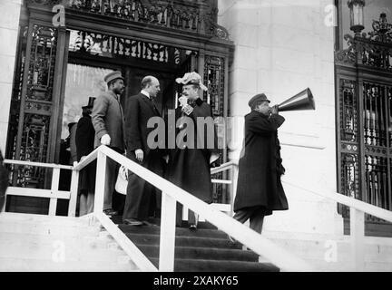 John Barrett &amp; Graf von Bernstorff, 1913. Zeigt den Diplomaten John Barrett (1866–1938), den Generaldirektor der Pan American Union und den deutschen Botschafter Johann Heinrich von Bernstorff (1862–1939) beim Empfang des Diplomatischen Korps im Pan American Building in Washington D.C. am Neujahrstag 1913. Afroamerikaner mit Megaphon steht vor Männern. Stockfoto