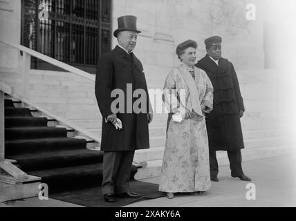 P.C. Knox &amp; Ehefrau, 1913. Zeigt Außenminister Philander Chase Knox (1853–1921) und seine Frau, die am Neujahrstag 1913 den Empfang des Diplomatischen Korps im Pan American Building in Washington D.C. veranstalteten. Afroamerikaner steht neben Mrs. Knox. Stockfoto