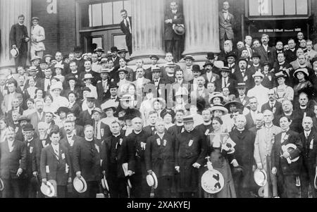 Delegierte der katholischen Konferenz, Milwaukee, 1913. Zeigt Kardinal James Gibbons, der an einer Tagung der American Federation of Catholic Societies im August 1913 in Milwaukee, Wisconsin, teilnimmt. Stockfoto