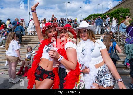 Edinburgh, Schottland, Großbritannien. Juni 2024. Tausende von Taylor Swift Fans oder Swifties kommen im Scottish Gas Murrayfield Stadium vor dem ersten von drei Konzerten der Sängerin auf ihrer Eras Tour in der schottischen Hauptstadt. Iain Masterton/Alamy Live News Stockfoto