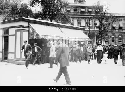 Milch 1 Cent - City Hall Park, New York, zwischen 1910 und 1915. Wahrscheinlich zeigt das 1894 eröffnete Milchdepot im City Hall Park von Nathan Straus, das pasteurisierte Milch für einen Cent pro Glas verkaufte. Stockfoto
