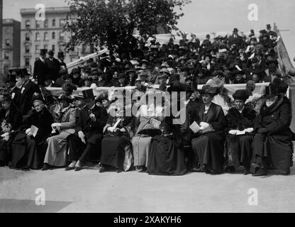 Bei Schurz Enthüllung (1913?). Wahrscheinlich zeigt die Enthüllung von Karl Bitters Carl Schurz-Statue aus dem Jahr 1913 am Morningside Drive und 116th Street in New York City. Personen, die in der ersten Reihe identifiziert werden (unten im negativ genannt), sind: Frau Schurz, Frau Juessen (Schwester), Frau Juessen (Nichte), Carl L. Schurz, Frau Agathe Schurz, Frau Carl L. Schurz, Frau Jos. &Amp; Miss Choate, Andrew Carnegie &amp; Ehefrau. Stockfoto