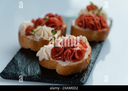 Bruschetta mit sonnengetrockneten Tomaten und Salami Stockfoto