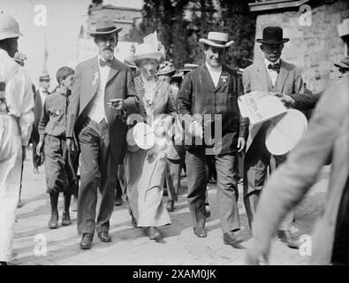 Kern, Mrs. Bryan, W. J. Bryan und Bruder, der den Saal verlässt, 1912. Zeigt den Senator John Worth Kern und William Jennings Bryan, möglicherweise während des Präsidentschaftswahlkampfs 1912. Stockfoto