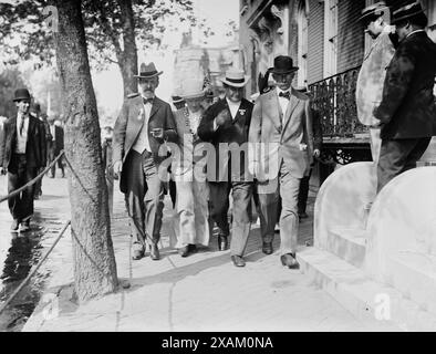 Kern (Ind), Mrs. Bryan, W. J. Bryan, und Bruder, 1912. Zeigt den Senator John Worth Kern und William Jennings Bryan, möglicherweise während des Präsidentschaftswahlkampfs 1912. Stockfoto