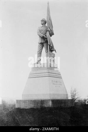 Gettysburg, 13. Messe-Denkmal, 1913. Zeigt das Denkmal für die 13. Massachusetts Volunteer Infanterie, wahrscheinlich während der Gettysburg Reunion (The Great Reunion) im Juli 1913, die dem 50. Jahrestag der Schlacht von Gettysburg gedenken. Stockfoto