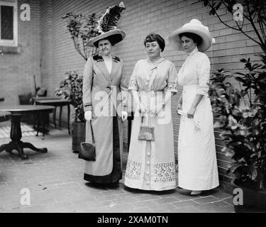 Mrs. Rob't Crain, Mrs. Norman E. Mack, Mrs. Tom Taggart, 1912. Zeigt Mrs. Robert Crain, Mrs. Norman E. Mack und Mrs. Thomas Taggart, Ehefrauen von Delegierten der Demokratischen Nationalversammlung 1912 in Baltimore. Stockfoto