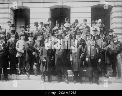 Andrew Carnegie, William Jennings Bryan und andere, 1913. Zeigt Menschen, die an einem Treffen der Carnegie Endowment for International Peace im Mai 1913 teilnahmen. Dazu gehören Andrew Carnegie (erste Reihe, links) neben William Jennings Bryan. Im Vordergrund sind auch Philip Stanhope, 1. Baron Weardale und Sir Houstoun Reid abgebildet. Stockfoto