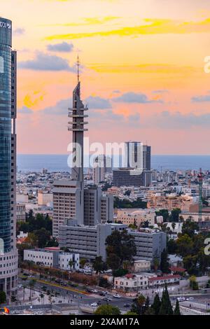 Tel Aviv, Israel - 19. Oktober 2023 - der Marganit Tower ist ein Wolkenkratzer in HaKirya, Tel Aviv, Israel. Das Gebäude wurde 1987 fertiggestellt und ist 138 Stockfoto