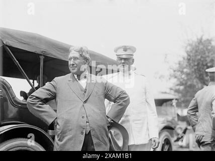 Secy Garrison [und] General Leggett, 1913. Zeigt Kriegsminister Lindley Miller Garrison (1864–1932) und Brig. General Hunter Liggett (1857–1935) bei der Gettysburger Wiedervereinigung im Juli 1913, die dem 50. Jahrestag der Schlacht bei Gettysburg gedenkt. Stockfoto