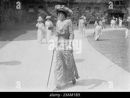 Mrs. Arthur S. Burden in Newport, 1913. Zeigt die Sozialistin und Kunstsammlerin Mrs. Arthur Scott Burden (1884–1966), ehemals Honorable Cynthia Burke Roche aus London. Stockfoto