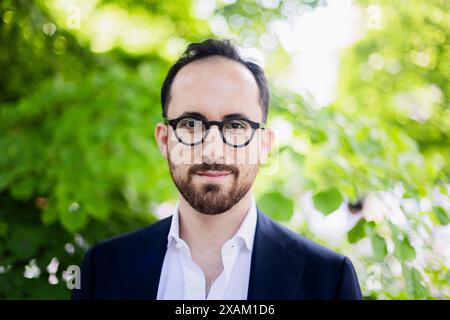 Berlin, Deutschland. Juni 2024. Igor Levit, Pianist, steht auf dem Gendarmenmarkt, bevor er den Deutschen Nationalpreis 2024 erhält, den er verliehen wird. Quelle: Christoph Soeder/dpa/Alamy Live News Stockfoto