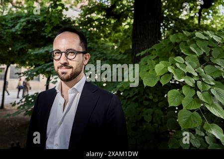 Berlin, Deutschland. Juni 2024. Igor Levit, Pianist, steht auf dem Gendarmenmarkt, bevor er den Deutschen Nationalpreis 2024 erhält, den er verliehen wird. Quelle: Christoph Soeder/dpa/Alamy Live News Stockfoto