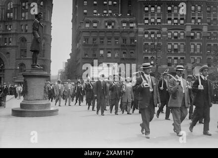 Meldung von Gaynor am 13.09.1913. Zeigt Unterstützer bei der Benachrichtigungszeremonie, die am 3. September 1913 auf den Stufen des Rathauses in New York City stattfand, wo Bürgermeister William J. Gaynor für die Wiederwahl nominiert wurde. William Jay Gaynor hatte eine Amtszeit als Bürgermeister der Reform von New York inne. Da der unbestechliche Gaynor nicht mit der Tammany-Maschine kooperieren wollte, weigerte sich Tammany, ihn für eine zweite Amtszeit zu nominieren. Gaynor wurde von einer unabhängigen Gruppe renommiert und nahm ihre Nominierung an. Stockfoto