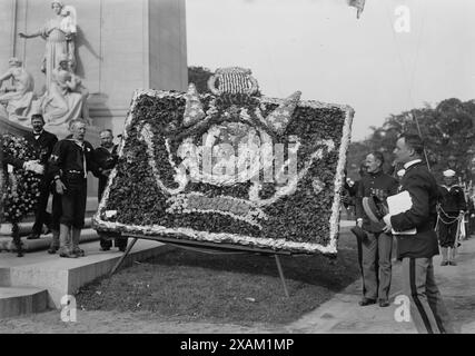 Maine Monument -- Blumen von Kubanern, 1913. Zeigt das Denkmal für das Schlachtschiff Maine, das im Hafen von Havanna, Kuba, während des Spanisch-Amerikanischen Krieges von 1898 explodierte. 1913 wurde das Denkmal am Columbus Circle und am Eingang der 59th Street zum Central Park in New York City aufgestellt. Stockfoto