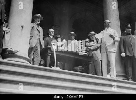 Ross Appleton benachrichtigt Gaynor am 13. September 1913. Zeigt die Benachrichtigungszeremonie, die am 3. September 1913 auf den Stufen des Rathauses in New York City stattfand, wo Bürgermeister William J. Gaynor für die Wiederwahl nominiert wurde. William Jay Gaynor hatte eine Amtszeit als Bürgermeister der Reform von New York inne. Da der unbestechliche Gaynor nicht mit der Tammany-Maschine kooperieren wollte, weigerte sich Tammany, ihn für eine zweite Amtszeit zu nominieren. Gaynor wurde von einer unabhängigen Gruppe renommiert und nahm ihre Nominierung an. Stockfoto