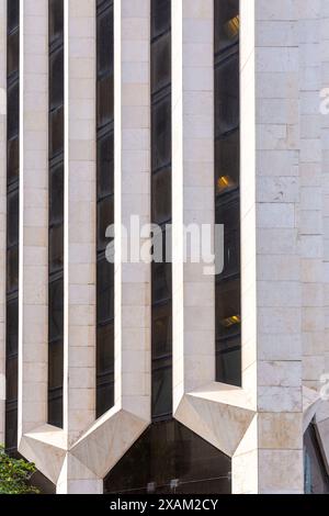 Typisches Bauhaus-inspiriertes Architekturdetail aus Tel Aviv, auch bekannt als die Weiße Stadt. Tel Aviv beherbergt häufig Beispiele des modernistisch-Bauhaus-Archits Stockfoto
