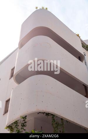 Typisches Bauhaus-inspiriertes Architekturdetail aus Tel Aviv, auch bekannt als die Weiße Stadt. Tel Aviv beherbergt häufig Beispiele des modernistisch-Bauhaus-Archits Stockfoto