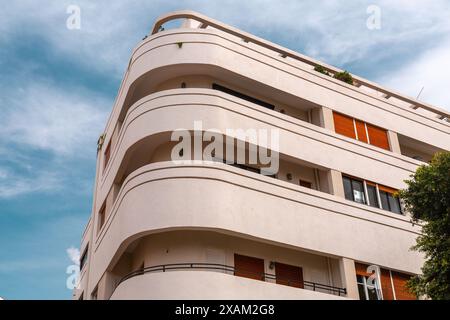 Typisches Bauhaus-inspiriertes Architekturdetail aus Tel Aviv, auch bekannt als die Weiße Stadt. Tel Aviv beherbergt häufig Beispiele des modernistisch-Bauhaus-Archits Stockfoto