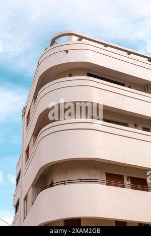 Typisches Bauhaus-inspiriertes Architekturdetail aus Tel Aviv, auch bekannt als die Weiße Stadt. Tel Aviv beherbergt häufig Beispiele des modernistisch-Bauhaus-Archits Stockfoto