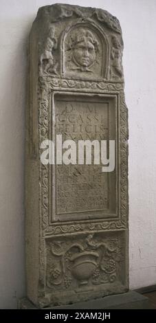 Die Stele wurde von Cassia Cogitata zum Gedenken an ihre Eltern Cassius Felix und Cassia Lacaena und ihren Sohn Vetsidius Super errichtet. Verziert mit Reliefs der Medusa und einem Krater mit Weinzweigen. Datiert auf die Mitte des 2. Jahrhunderts n. Chr. Aus Archar (Ratiaria), Provinz Vidin, Bulgarien. Nationales Archäologisches Museum. Sofia. Bulgarien. Stockfoto