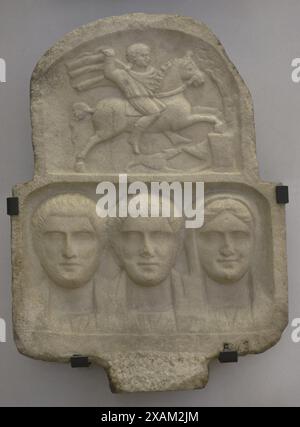 Familiengruppe: Büsten von zwei bärtigen Männern und einer Frau. Oben: Relief mit Heros, dem thrakischen Reiter. Stele. Erste Hälfte des 3. Jahrhunderts n. Chr. Aus Vranya, Region Blagoevgrad, Bulgarien. Nationales Archäologisches Museum. Sofia. Bulgarien. Stockfoto