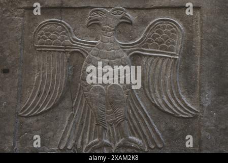 Doppeladler in heraldischer Haltung. Relief auf einer gegenüberliegenden Platte. Roter Schiefer. 11.-12. Jahrhundert n. Chr. Von Stara Zagora (Vereia), Bulgarien. Nationales Archäologisches Museum. Sofia. Bulgarien. Stockfoto