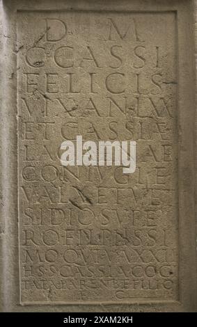 Die Stele wurde von Cassia Cogitata zum Gedenken an ihre Eltern Cassius Felix und Cassia Lacaena und ihren Sohn Vetsidius Super errichtet. Details der Inschrift. Datiert auf die Mitte des 2. Jahrhunderts n. Chr. Aus Archar (Ratiaria), Provinz Vidin, Bulgarien. Nationales Archäologisches Museum. Sofia. Bulgarien. Stockfoto