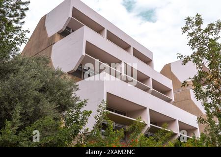 Typisches Bauhaus-inspiriertes Architekturdetail aus Tel Aviv, auch bekannt als die Weiße Stadt. Tel Aviv beherbergt häufig Beispiele des modernistisch-Bauhaus-Archits Stockfoto