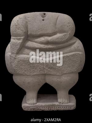 Kopflose Skulptur einer stehenden menschlichen Figur. Aus Hagar Qim, Malta. Tempelzeit (3600 v. Chr. bis 2500 v. Chr.). Nationalmuseum für Archäologie. Valletta. Malta. Stockfoto