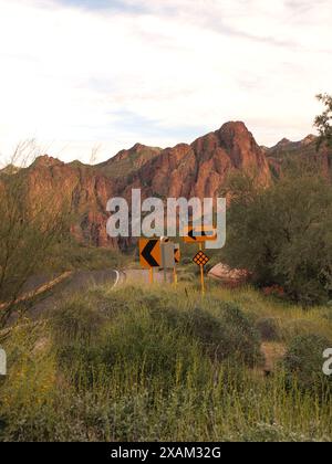 Arizona Mountain vista und Autobahnschilder entlang einer kurvenreichen Straße. Stockfoto