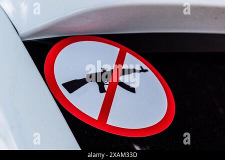 Charkiw, Ukraine, 6. Juni 2024 Ein Auto der Handicap International NGO parkt in den Straßen von Charkiw. Sie arbeiten an der Seite von Menschen mit Behinderungen und Vul Stockfoto