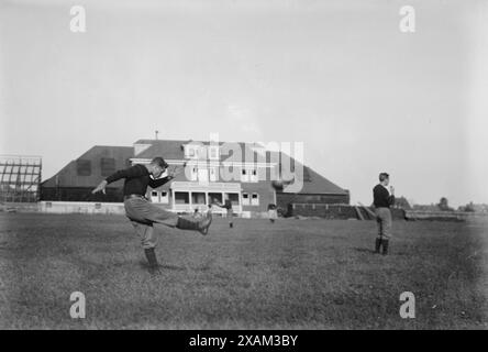 Kapitän Baker, Princeton, 1913. Zeigt Hobart Amory Hare Baker (1892–1918), auch bekannt als Hobey Baker, ein amerikanischer Amateursportler aus dem frühen 20. Jahrhundert, der die Princeton University besuchte. Stockfoto