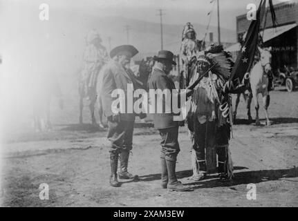 Colonel Cody &amp; Prinz von Monaco, 1913. Zeigt Albert I., Prinz von Monaco (1848–1922) mit William „Buffalo Bill“ Cody (1846–1917) während ihrer Jagdreise 1913 in der Nähe von Cody, Wyoming. Stockfoto