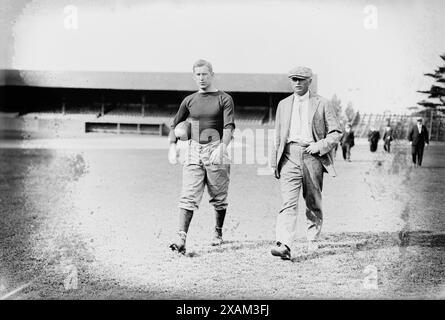 Coach Jones - Yale - Trainer Mack, 1913. Das Foto zeigt den Yale-Absolventen Howard Harding Jones (1885–1941), der 1909 und 1913 die Yale Football-Mannschaft trainierte. Stockfoto