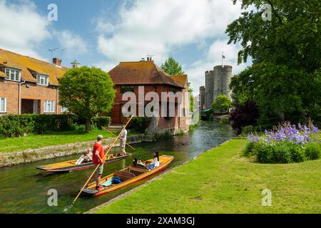 Jagdboote auf dem Fluss Stour in Canterbury, Kent, England. Stockfoto