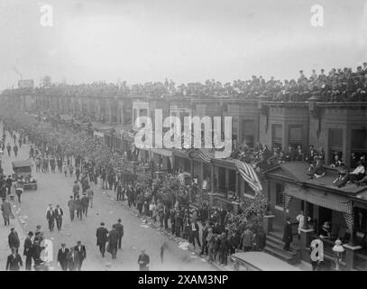 Fans in Gebäuden außerhalb des Shibe Park, Philadelphia, während der World Series 1913 (Baseball) 1913. Stockfoto