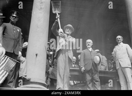 Gaynor [und] Schiff, 1913. Zeigt die Benachrichtigungszeremonie, die am 3. September 1913 auf den Stufen des Rathauses in New York City stattfand, wo Bürgermeister William J. Gaynor für die Wiederwahl nominiert wurde. Der Bankier Jacob Henry Schiff (1847–1920) steht neben Gaynor. William Jay Gaynor hatte eine Amtszeit als Bürgermeister der Reform von New York inne. Da der unbestechliche Gaynor nicht mit der Tammany-Maschine kooperieren wollte, weigerte sich Tammany, ihn für eine zweite Amtszeit zu nominieren. Gaynor wurde von einer unabhängigen Gruppe renommiert und nahm ihre Nominierung an. Stockfoto